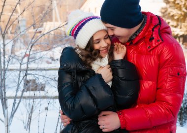 Mutlu gülümseyen çift aşık..