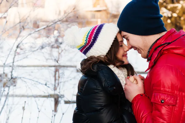 Retrato de moda al aire libre de joven pareja sensual en invierno frío wather. amor y beso —  Fotos de Stock