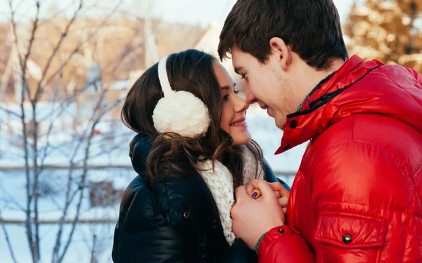 屋外ファッション寒い冬の降雪で官能的なカップルの肖像画。愛とキス — ストック写真