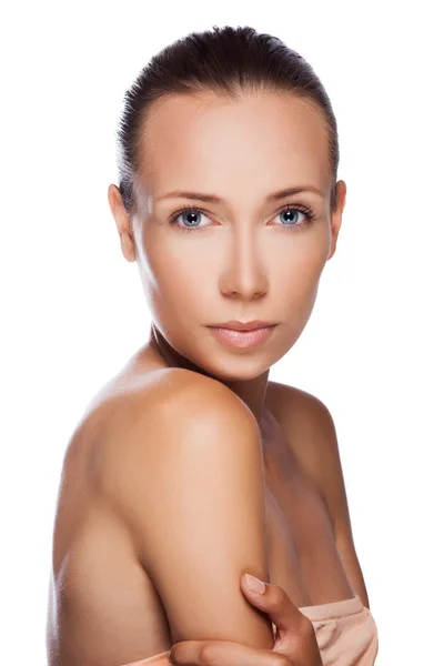 Mooi gezicht van jonge volwassen vrouw met schone frisse huid - geïsoleerd op wit — Stockfoto