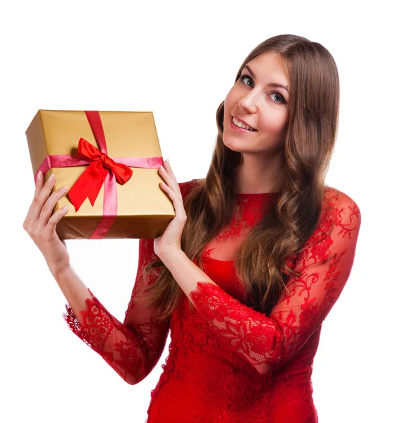 Retrato de mujer de moda aislado. Fondo blanco. Chica feliz sostiene bolsa de compras. Vestido rojo. modelo hermoso femenino . —  Fotos de Stock