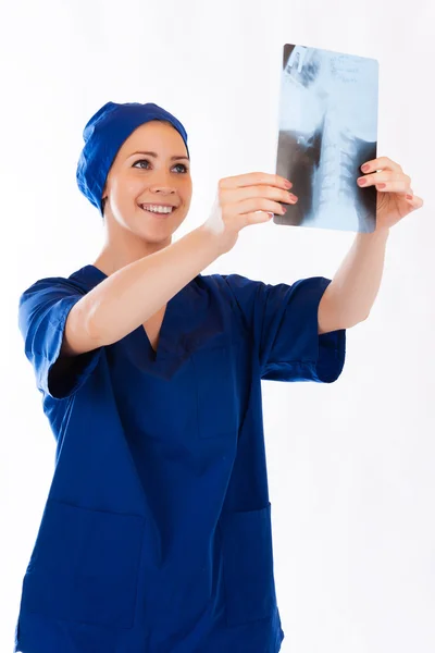 Médico analizando fotografía de rayos X aislada sobre fondo blanco — Foto de Stock