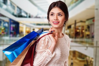 güzellik kadın ile alışveriş merkezi alışveriş torbaları.