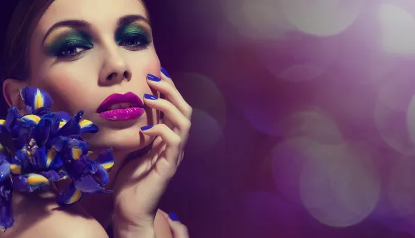 Hermosa cara de chica de moda. Maquillaje. Maquillaje y Manicura. Esmalte de uñas. Piel y uñas de belleza. Salón de belleza —  Fotos de Stock