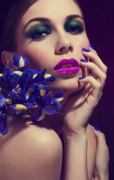 Hermosa cara de chica de moda. Maquillaje. Maquillaje y Manicura. Esmalte de uñas. Piel y uñas de belleza. Salón de belleza — Foto de Stock