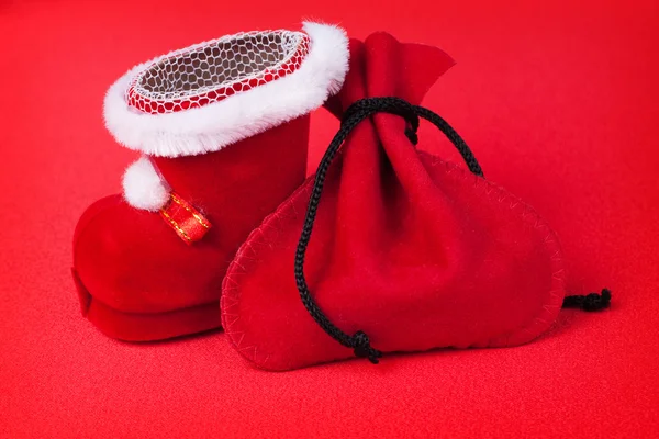 Decoración de Navidad sobre fondo rojo brillante — Foto de Stock