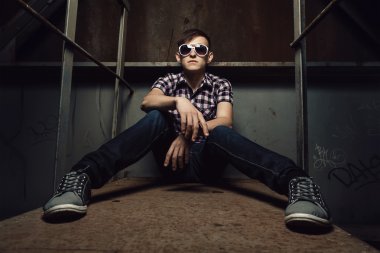 Endüstriyel arka plan üzerinde genç adam