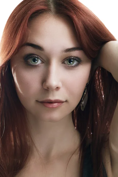 Portrait de jeune femme rousse isolée sur blanc — Photo