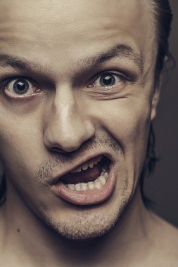 deli adam komik yüz ifadesi ile yakın çekim