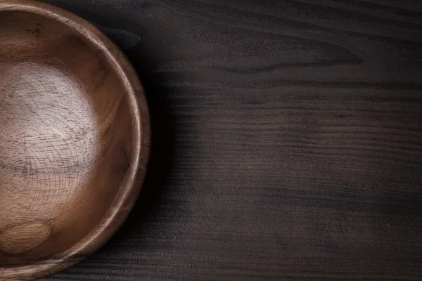 Деревянный салат на коричневом столе — стоковое фото