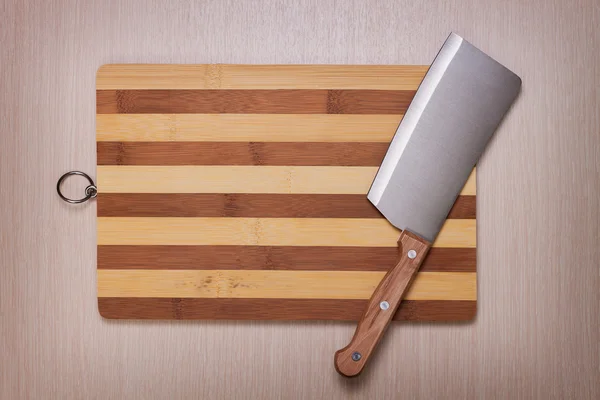 Kést, és az asztalon a daraboló-board — Stock Fotó