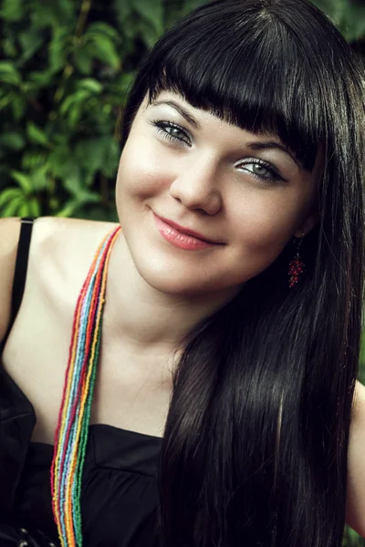 Retrato de una joven hermosa y sonriente — Foto de Stock