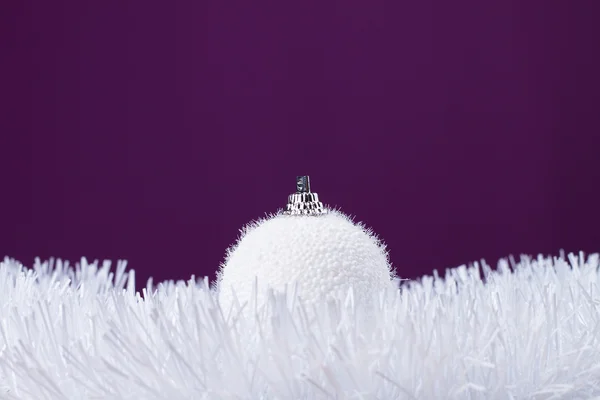 Witte Kerstdecoratie op paarse achtergrond — Stockfoto