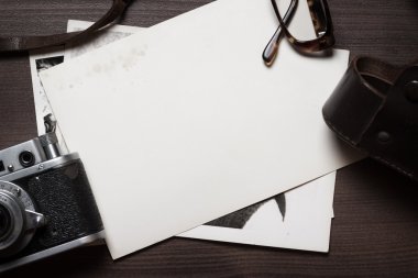 Retro fotoğraf makinesi ve ahşap masa adam üzerinde eski fotoğraflar