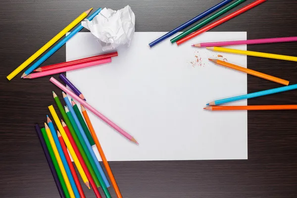 Hoja de papel en blanco con lápices de colores proceso creativo — Foto de Stock