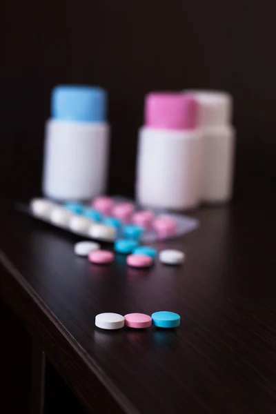Pílulas coloridas na mesa — Fotografia de Stock