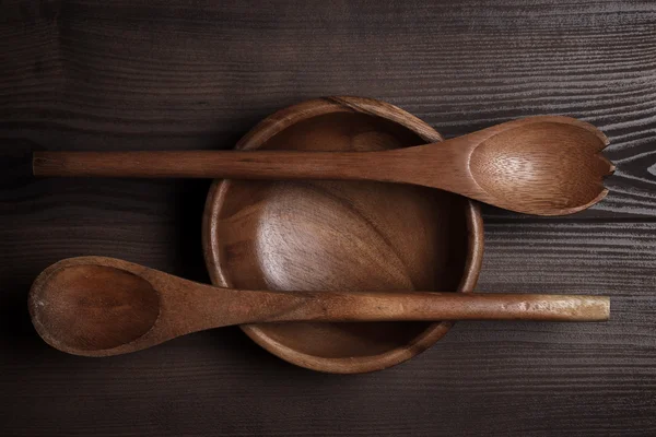 Leere Salatschüssel und zwei Löffel auf Holztisch — Stockfoto