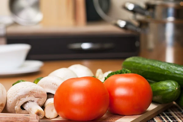 Ingredientes alimentares frescos na mesa — Fotografia de Stock