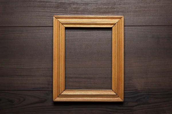 Старая пустая рамка на деревянном фоне — стоковое фото
