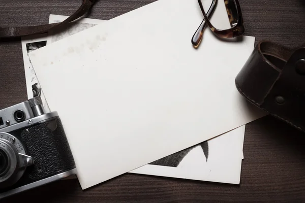 Retro fotoğraf makinesi ve ahşap masa adam üzerinde eski fotoğraflar