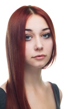 Beyaz adam üzerinde izole kırmızı saçlı genç bir kadın portresi