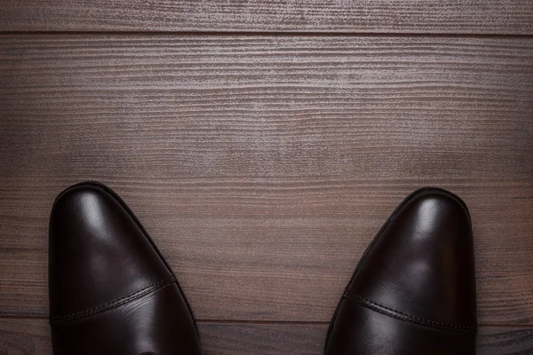 Homme debout sur le fond de plancher en bois — Photo