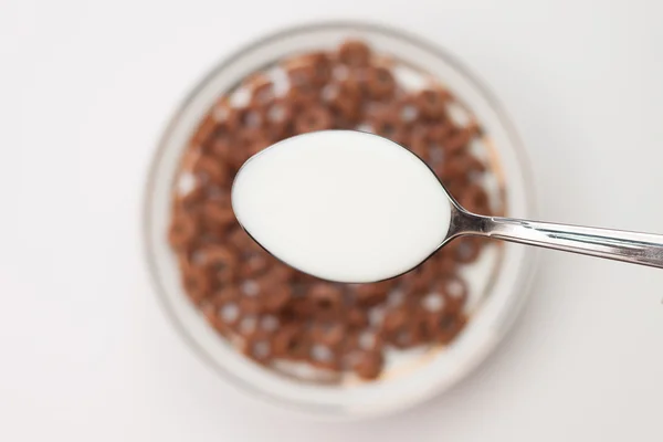 Colher cheia de leite na mão close-up conceito de café da manhã — Fotografia de Stock