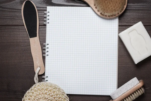 Accesorios de baño y bloc de notas en blanco sobre fondo de madera —  Fotos de Stock