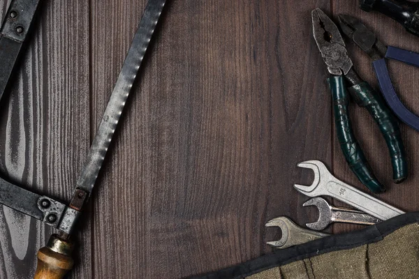 Instruments de construction rouillés sur le fond en bois — Photo