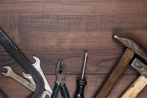 Herramientas de construcción oxidadas sobre el fondo de madera — Foto de Stock