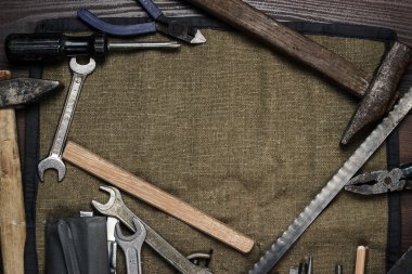 ahşap arka plan üzerinde eski paslı İnşaat aletleri