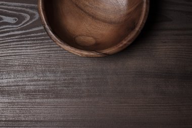 kahverengi ahşap masa arka planda salata kasesi