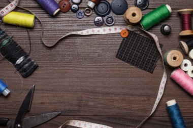 Konu düğmeleri ve iğneler üzerine kahverengi ahşap tablo