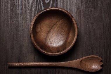 ahşap salata kasesi ve kahverengi masa kaşık