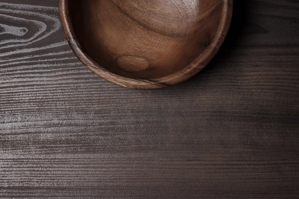 Ensaladera en el fondo de la mesa de madera marrón — Foto de Stock