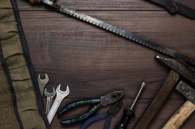 ahşap arka plan üzerinde paslanmış İnşaat aletleri