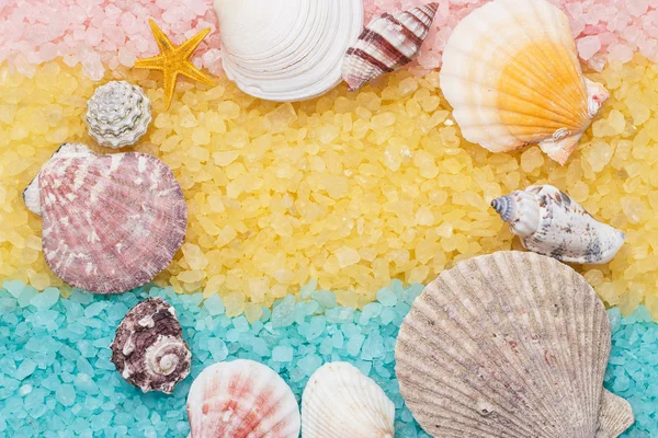 Blue and yellow bath salt and seashells background — Stock Photo, Image