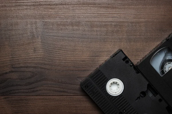 Staré retro video pásku přes dřevěné pozadí — Stock fotografie