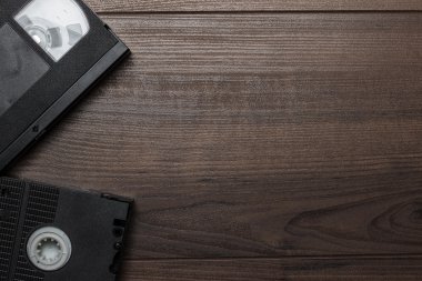 ahşap zemin üzerinde eski retro video kaset