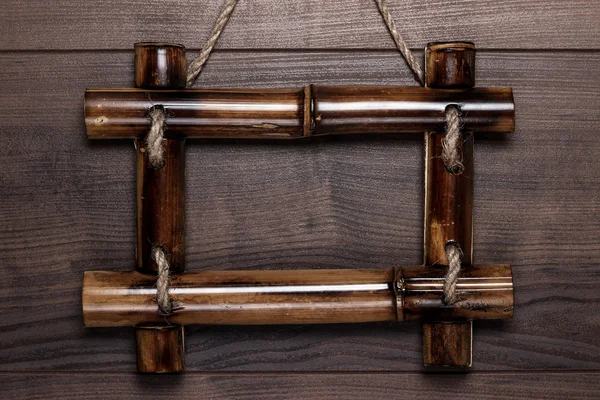 Leeg frame opknoping op houten muur — Stockfoto