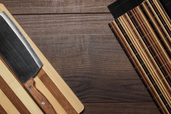 Кухонные принадлежности на коричневом деревянном столе
