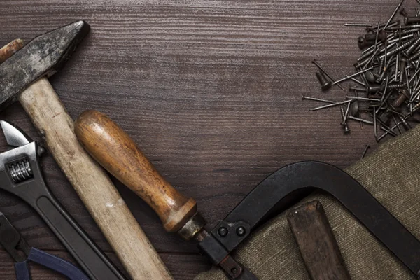 Instruments de construction rouillés sur le fond en bois — Photo