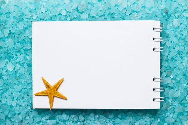 Bloc de notas y estrellas de mar sobre fondo de sal de baño — Foto de Stock