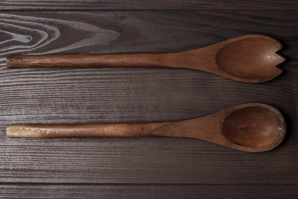 Duas colheres de madeira na mesa marrom — Fotografia de Stock