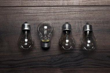 kahverengi ahşap zemin üzerinde ampul kavramı