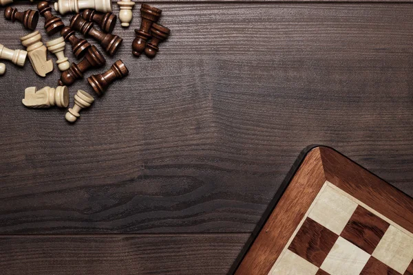Tabuleiro de xadrez e figuras sobre fundo arborizado — Fotografia de Stock