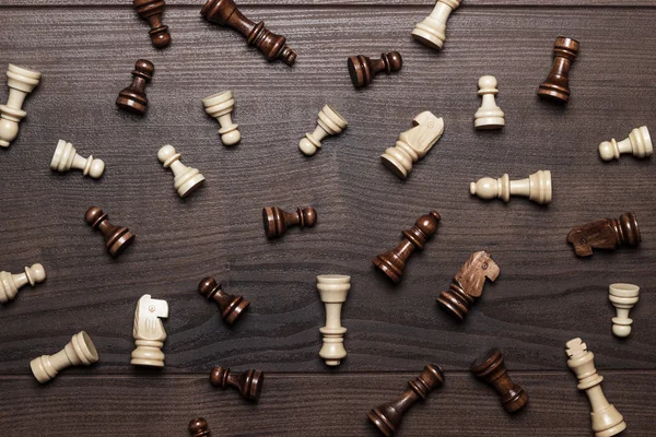 Chiffres d'échecs sur le fond de la table en laine marron — Photo