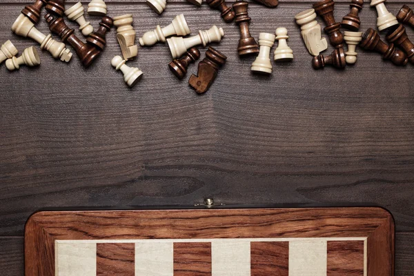 Σκακιέρα και στοιχεία σε ξύλινα φόντο — Φωτογραφία Αρχείου