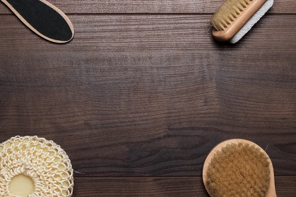 Аксессуары для ванн на деревянном фоне — стоковое фото