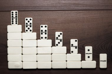 merdiven oluşturan iş merdiveni kavramı domino parçaları